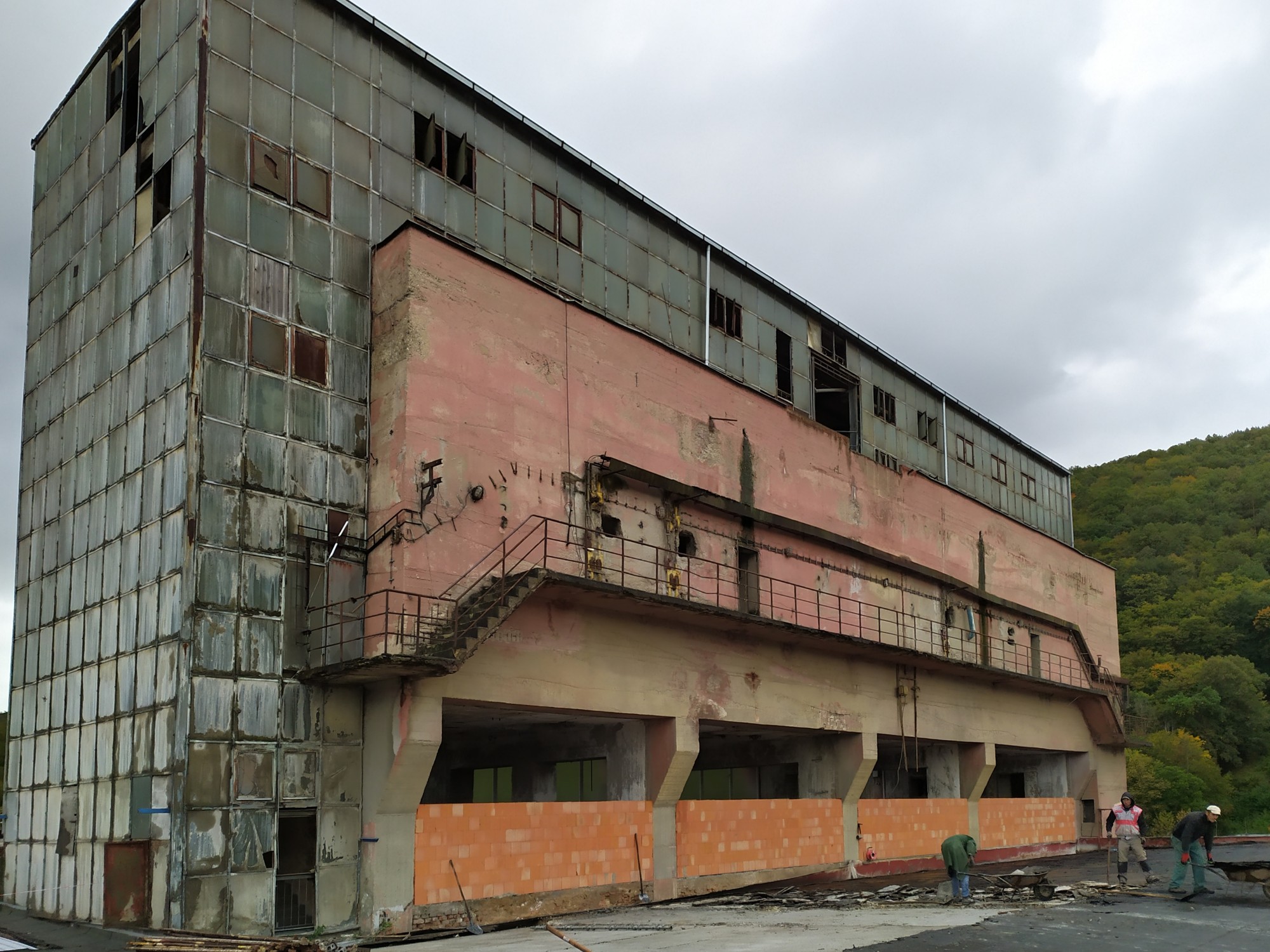Demolice horního patra bývalé cementárny v Hýskově